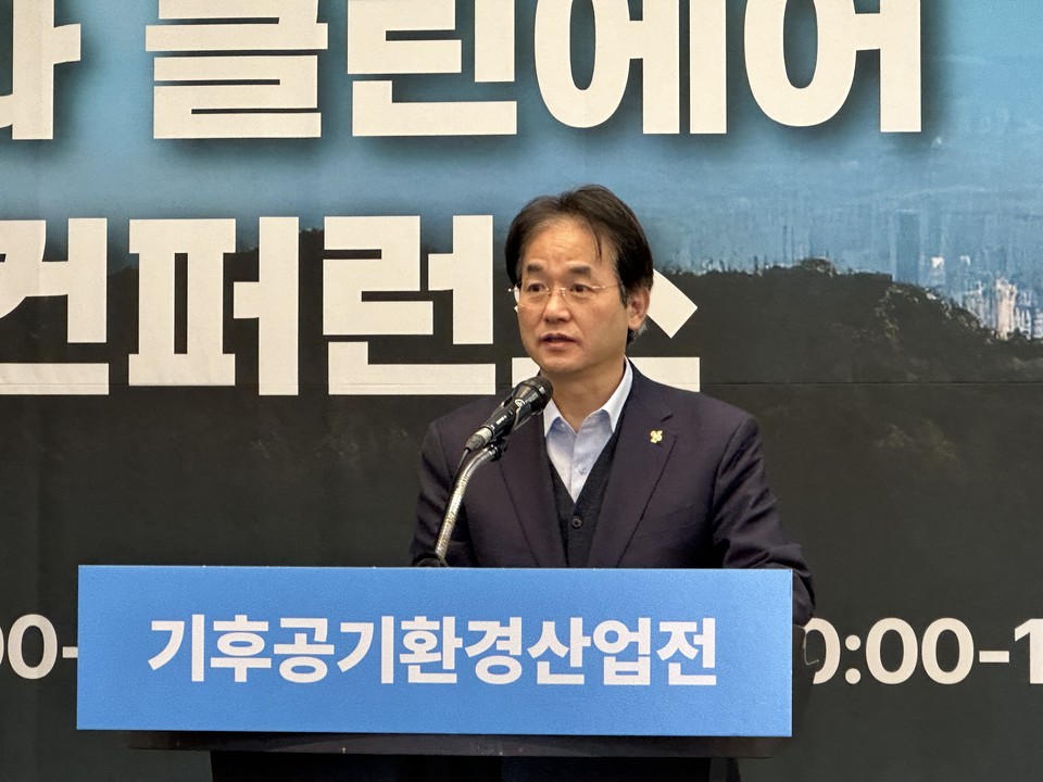 이동환 고양특례시 시장이 19일 열린 ‘탄소중립과 클린에어 기후테크 컨퍼런스’에 참석해 축사를 하고 있다. /사진=박준영 기자