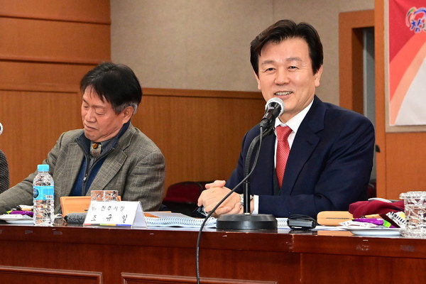 진주시 정원진흥·박람회 기본계획 수립 최종보고회에서 발언하는 조규일 시장  /사진제공=진주시