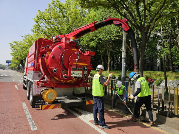고압 준설차를 이용한 하수도 정비 작업 /사진제공=안산시