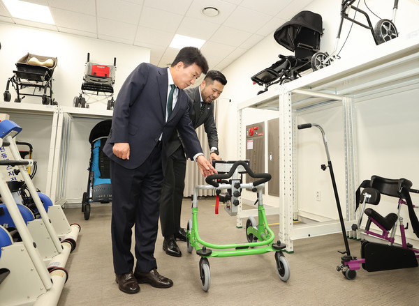 함영주 회장(사진 맨 왼쪽)이 장애ㆍ아동 청소년을 위한 학습 보조기구를 살펴보고 있다. /사진제공=하나금융그룹