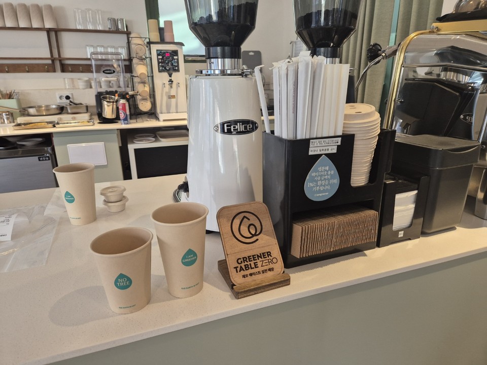 차차에서는 재생 플라스틱을 이용한 컵, 친환경 소품숍 등 다양한 환경 친화적 요소를 찾아볼 수 있다. /사진=김태현 객원기자