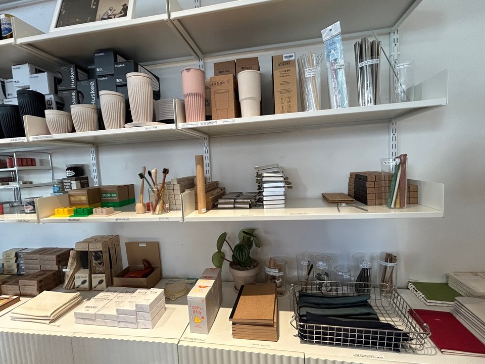 차차에서는 제로웨이스트 용품을 판매하는 소품샵을 함께 운영하고 있다. /사진=조재경 객원기자