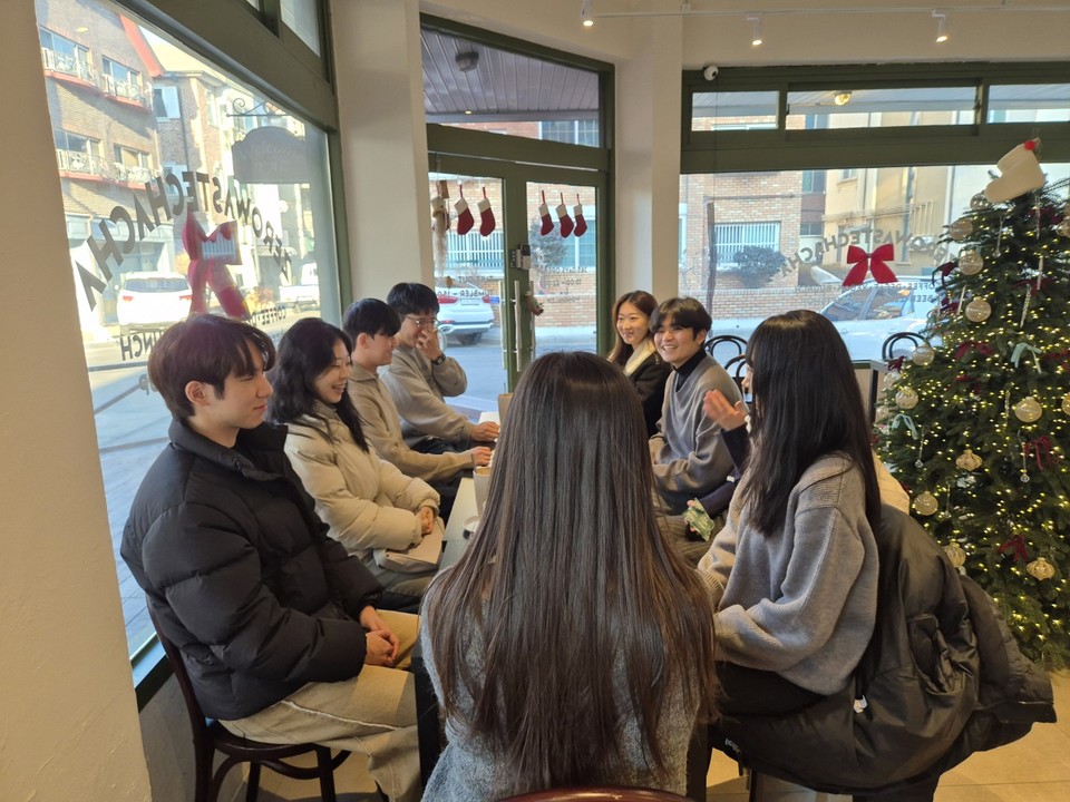 차차 사장과 인터뷰를 하는 대신기 단원들 /사진=김태현 객원기자