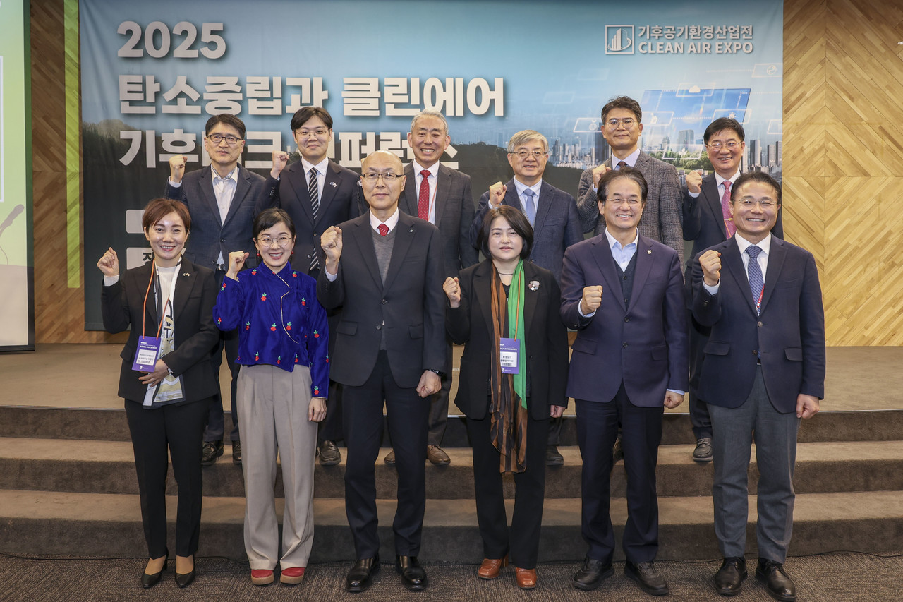 2월19일 일산 킨텍스에서 열린 ‘탄소중립과 클린에어 기후테크 컨퍼런스’에서 이미화 환경일보 발행인을 비롯한 주요 참석자들이 기념촬영을 하고 있다. /사진=이다빈 기자