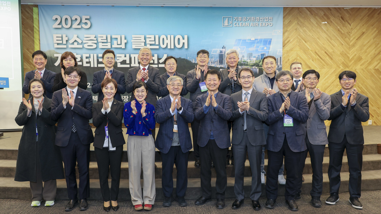 2월19일 열린 ‘2025 탄소중립 클린에어 기후테크 컨퍼런스’ 1일차 주요 참석자들이 기념촬영을 하고 있다. /사진=이다빈 기자