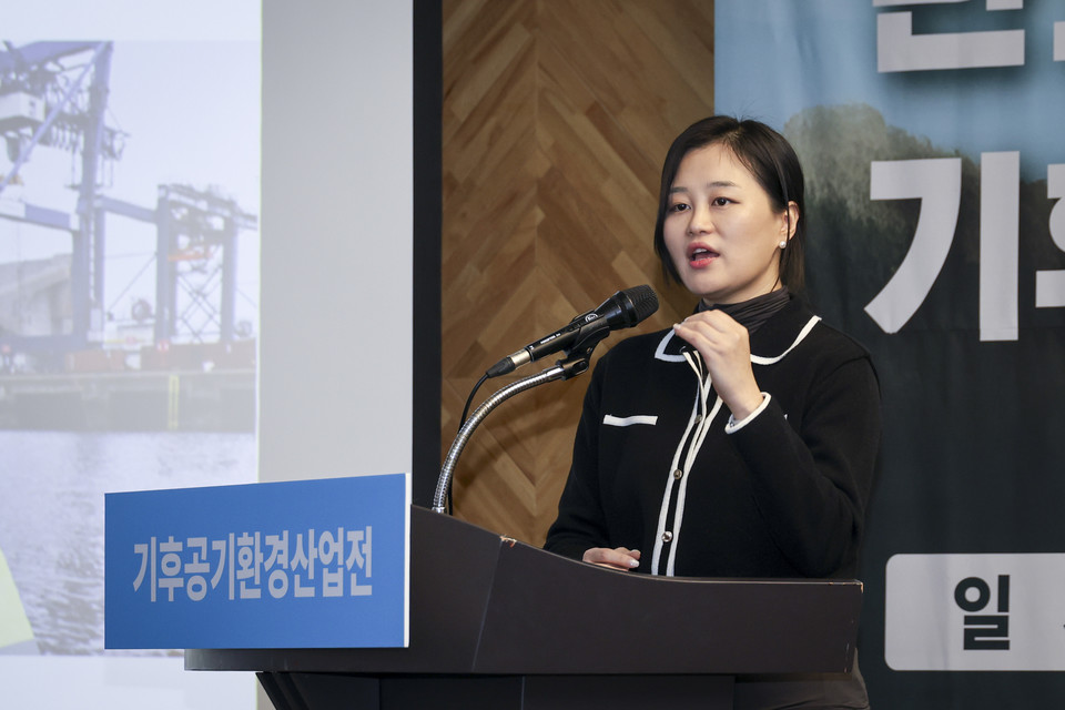 영국 정부의 ‘2030 청정전력실행계획’에 대해 설명하는 강해나 주한영국대사관 선임 기후에너지 정책 담당관 /사진=이다빈 기자