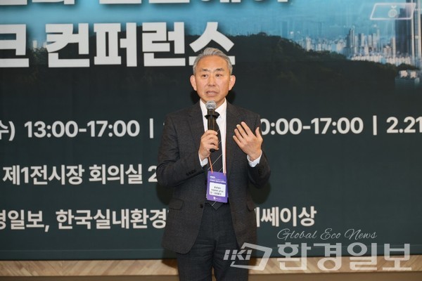 김익수 환경일보 편집대표가 '탄소중립과 클린에어 기후테크 컨퍼런스' 2일차 행사에서 인사말을 전하고 있다. /사진=박준영 기자