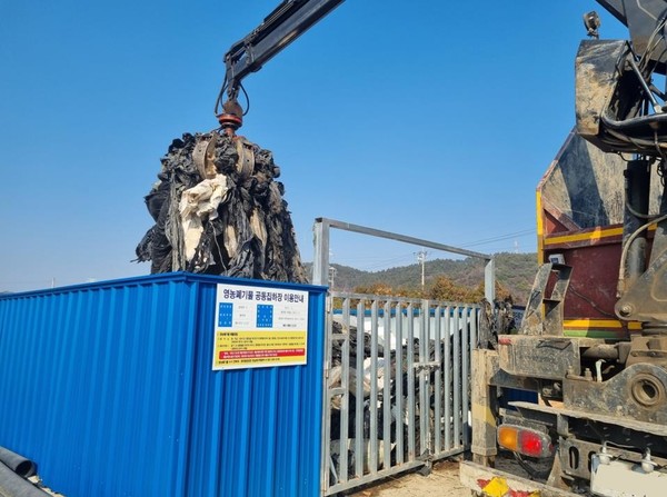 민간위탁수거사업자가 공동집하장에서 영농폐비닐을 수거하고 있다. /사진제공=한국환경공단