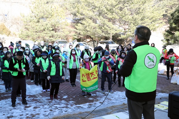 자연환경 살리기 캠페인을 펼친 자연보호중앙연맹 안동시협의회 회원들 /사진제공=안동시