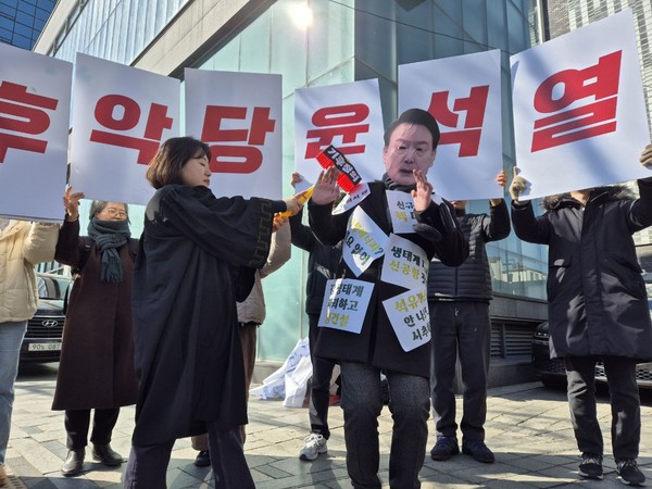 후환경단체도 “생태계 파괴와 기후불평등 조장하는 반기후 정책은 민주주의와 함께 갈 수 없다”며 기후악당 내란범 윤석열의 즉각 파면을 촉구했다. /사진제공=기후위기 비상행동