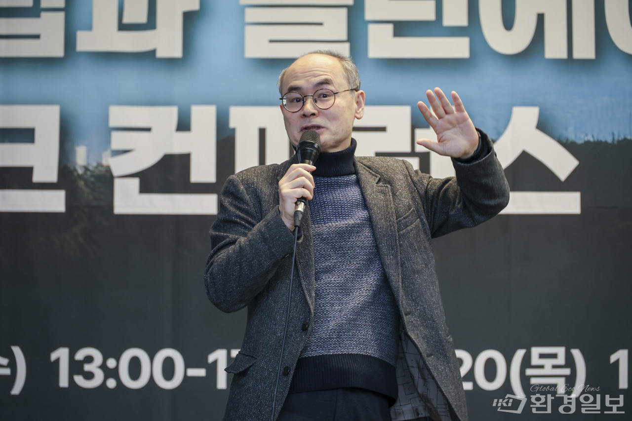 박용신 노원구 탄소중립추진단장은 ‘노원구 탄소중립 선도도시 추진전략과 비전’의 4가지 핵심 요소 중심의 사업전략에 대해 발표했다. /사진=이다빈 기자