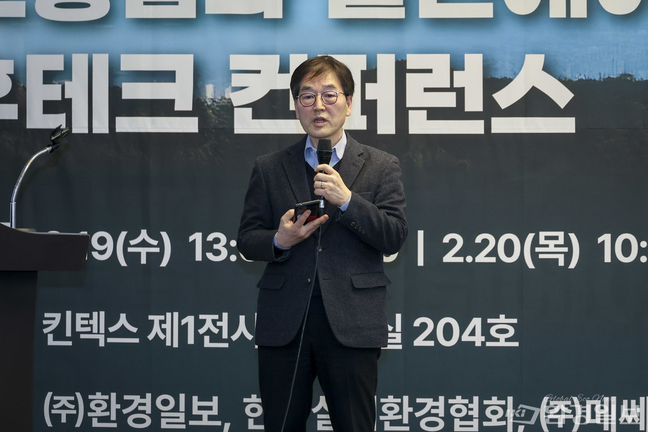 김종환 용인시정연구원 탄소중립지원센터 센터장은 “6개 부문 69개 세부과제를 통해 건물‧도로수송 분야에서 탄소중립화를 하겠다는 포부를 밝혔다. /사진=이다빈 기자