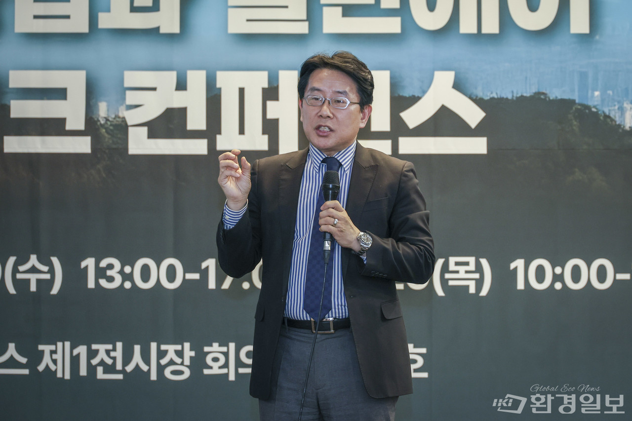 최광석 포천시 탄소중립지원센터 센터장은 “포천시의 친환경 생태 회복과 온실가스 감축을 위해 ‘기후탄력적 성장경로’를 중심으로 탄소중립을 실천하고 있다”고 전했다. /사진=이다빈 기자