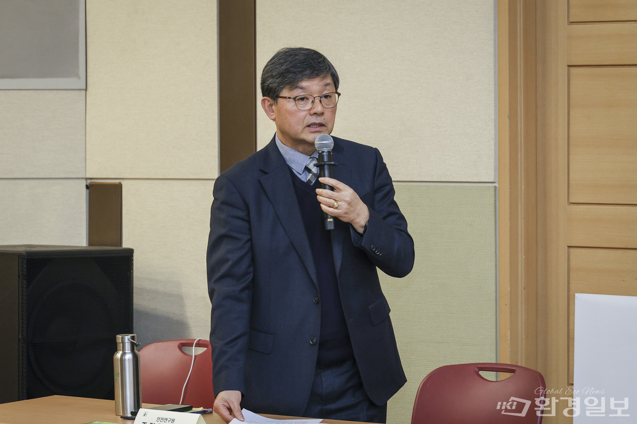 기후위기극복, 탄소중립 선도 지자체 사례 발표에서는 조경두 인천연구원 명예연구위원이 좌장을 맡아 진행했다. /사진=이다빈 기자