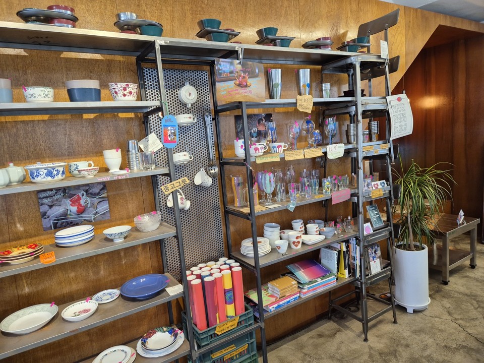 빈티지 중고 물품을 업사이클링한 제품들을 진열한 원써드 카페 /사진=김태현 객원기자