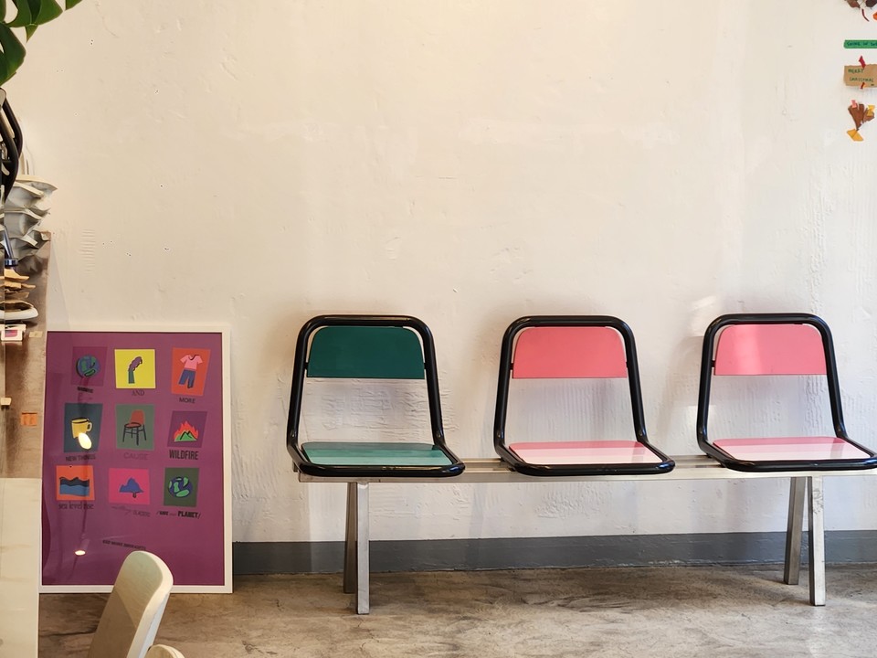 못 쓰는 의자를 재활용해 새롭게 재탄생한 손님용 의자. 카페 인테리어용으로도 손색이 없다. /사진=권준혁 객원기자