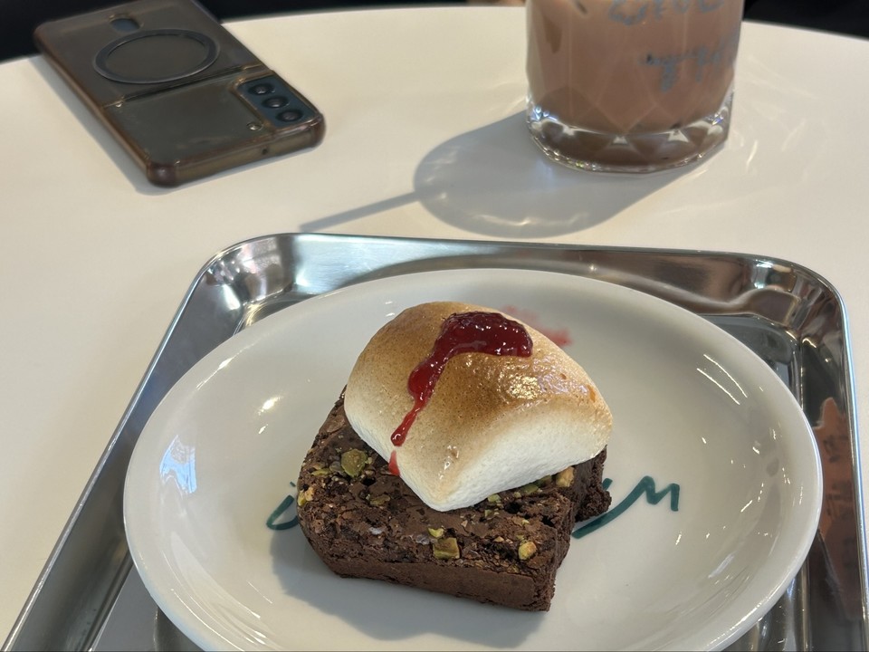 브라우니 디저트. 원써드 사장은 무엇보다 카페를 방문하는 사람들이 만족스러운 시간을 보낼 수 있도록 메뉴 개발, 인테리어 등에 신경을 쓴다고 했다. /사진=홍민서 객원기자