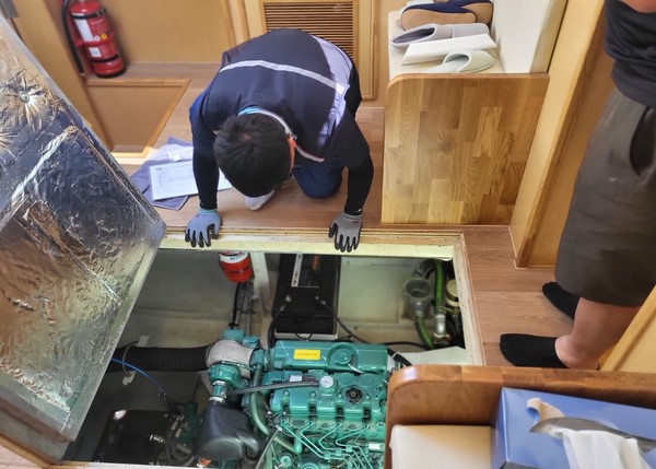 마리나 선박 기관설비 점검 /사진제공=해양수산부