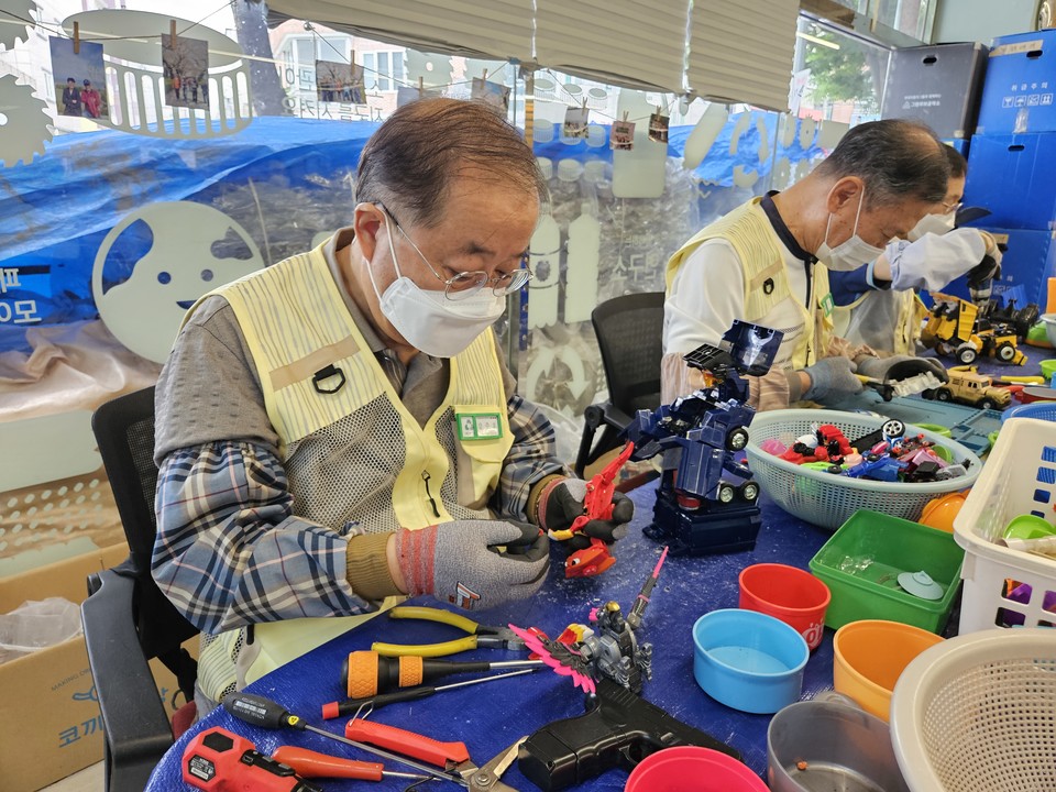 장난감 수리를 하는 어르신들 /사진제공=서울디자인재단