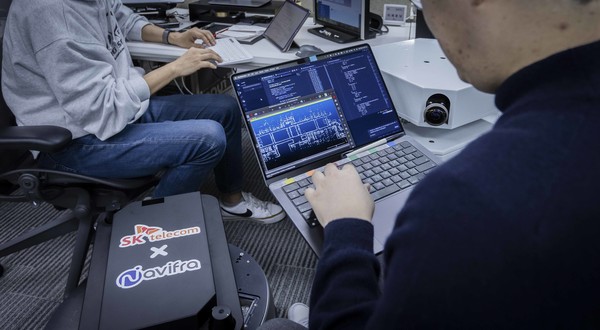  SKT 구성원들이 VLAM Kit를 살피며 MWC25를 준비하는 모습 /사진제공=SK텔레콤