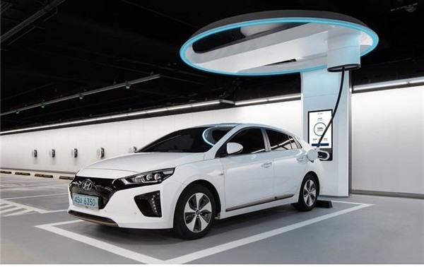 올해 전기차 충전시설 설치 지원 예산은 전년 대비 43% 증가한 6,187억원으로 급속충전기 설치사업에 3,757억원, 안전성이 강화된 스마트제어 완속충전기 설치사업에 2,430억원을 각각 지원한다.  /자료제공=환경부