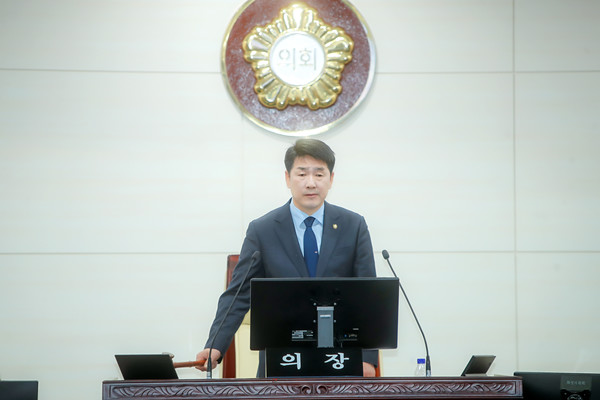 타봉 중인 배정수 의장 /사진제공=화성특례시의회