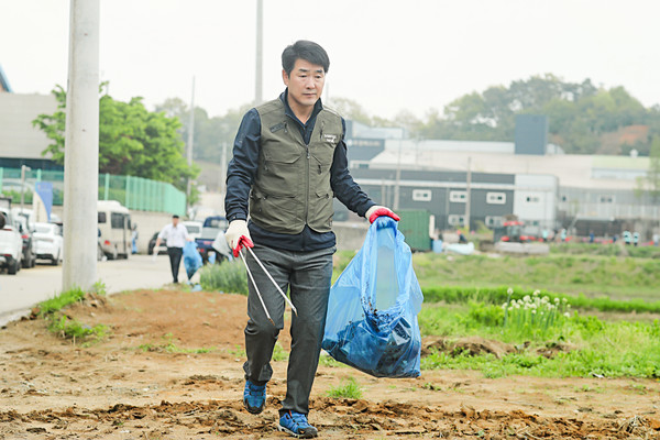 지난해 4월 맑은 하천 사회공헌을 위한 외래식물 제거 작업에 나선 배정수 의장 / 사진=화성특례시의회