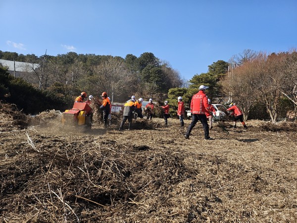 국립수목원, ‘찾아가는 영농부산물 수거·파쇄’ 지원 /사진=국립수목원