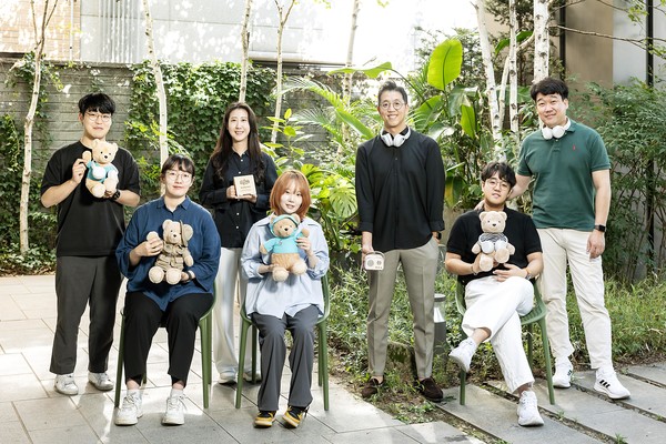 스트레스솔루션 배익렬 대표와 임직원이 전시에서 선보일 예정인 테디베어 수면 인형을 들고 포즈를 취하고 있다. /사진제공=SKT