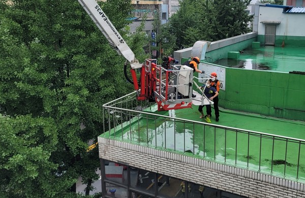 옥상 추락사고 인명 구조 /사진제공=수원남부소방서