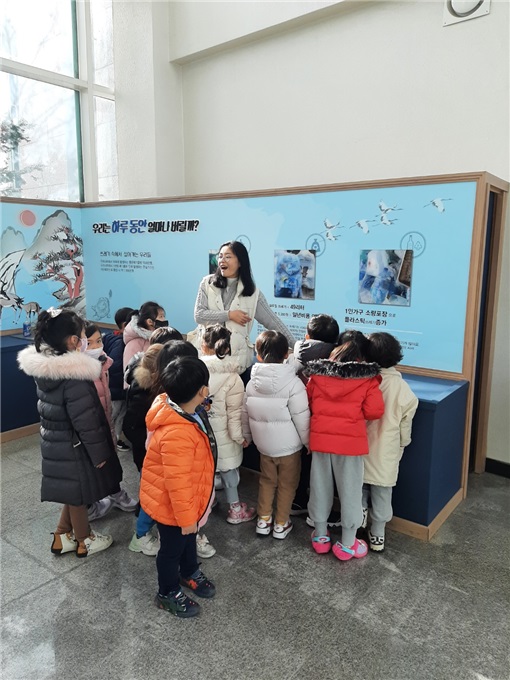 생활폐기물 처리 시설 견학 프로그램 클린투어에 참여한 어린이들 /사진제공=안산시