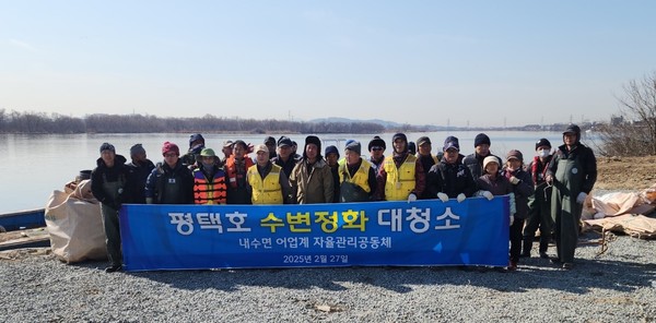 평택호어업인단체 봄맞이 평택호 환경 정화 활동 단체 사진  /사진제공=평택시