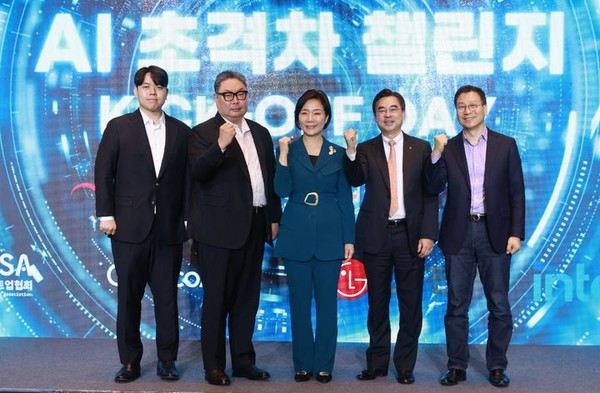 2월26일 서울 종로구 포시즌스 호텔에서 열린 AI 초격차 챌린지 Kick-off Day 행사 참석자들과 기념촬영을 하고 있다. /사진제공=중소벤처기업부