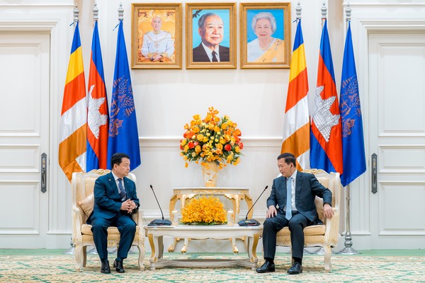 캄보디아 프놈펜에서 한국수자원공사 윤석대 사장(사진 왼쪽)이 캄보디아 훈 마넷(Hun Manet) 총리(사진 오른쪽)와 만나 물·에너지·도시 분야의 세부적인 협력 방안을 논의하고 있다. /사진=한국수자원공사