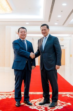 캄보디아 프놈펜에서 한국수자원공사 윤석대 사장(사진 왼쪽)이 캄보디아 훈 마넷(Hun Manet) 총리(사진 오른쪽)와 기념사진을 촬영하고 있다. /사진=한국수자원공사