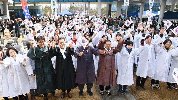 제106주년 3·1절 기념행사에서 이재준 수원시장과 시민들이 만세를 외치는 모습 /사진제공=수원시