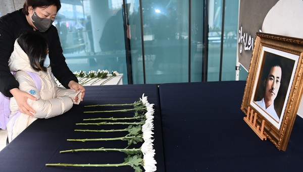 수원박물관 김세환 서거 80주기 헌화소에서 시민과 어린이가 헌화하는 모습 /사진제공=수원시