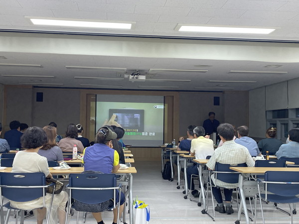 지난해 귀농·귀촌 프로그램 참여자들이 이론교육을 듣고 있다. /사진제공=구로구