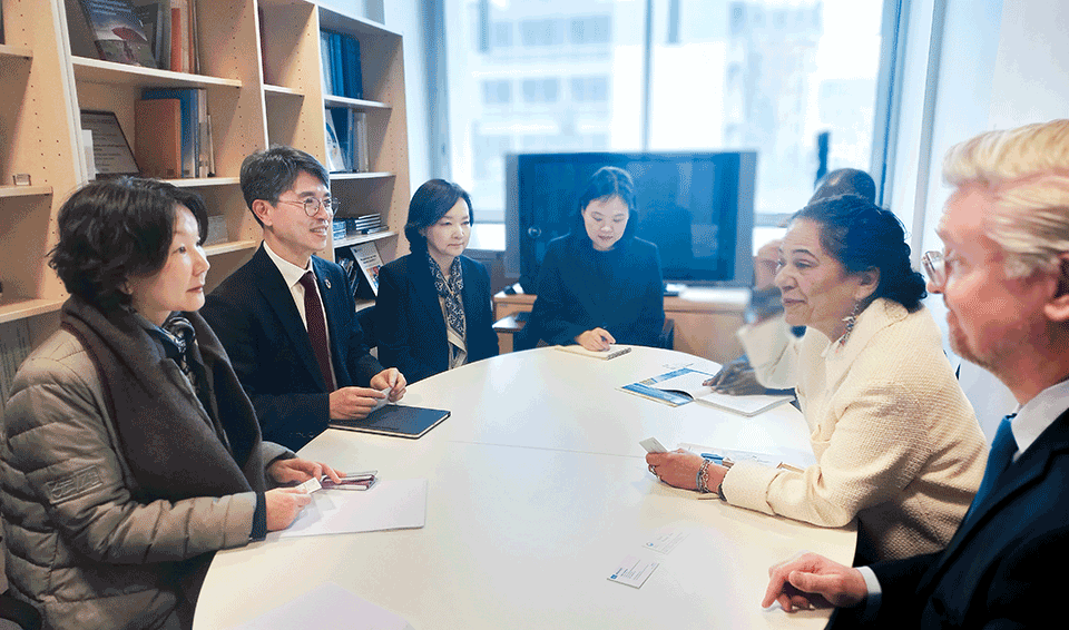 김완섭 환경부 장관이 4일 (현지시간) 프랑스 파리 유네스코를 방문해 리디아 아서 브리토 유네스코 사무차장과 만나 세계지질공원 선정에 한국 후보지의 관심을 요청하고, 세계 환경의 날 행사에 플라스틱 오염 종식을 위한 유네스코 협력을 요청했다. /사진제공=환경부