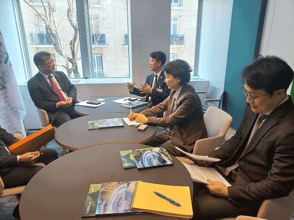 김완섭 환경부 장관이 3일(현지시간) 프랑스 파리 ITF(국제교통포럼)를 방문해 이영태 ITF 사무총장과 만나 친환경차 보급 및 확산 방안, 지속가능 교통을 위한 협력방안에 대해 논의했다. /사진제공=환경부