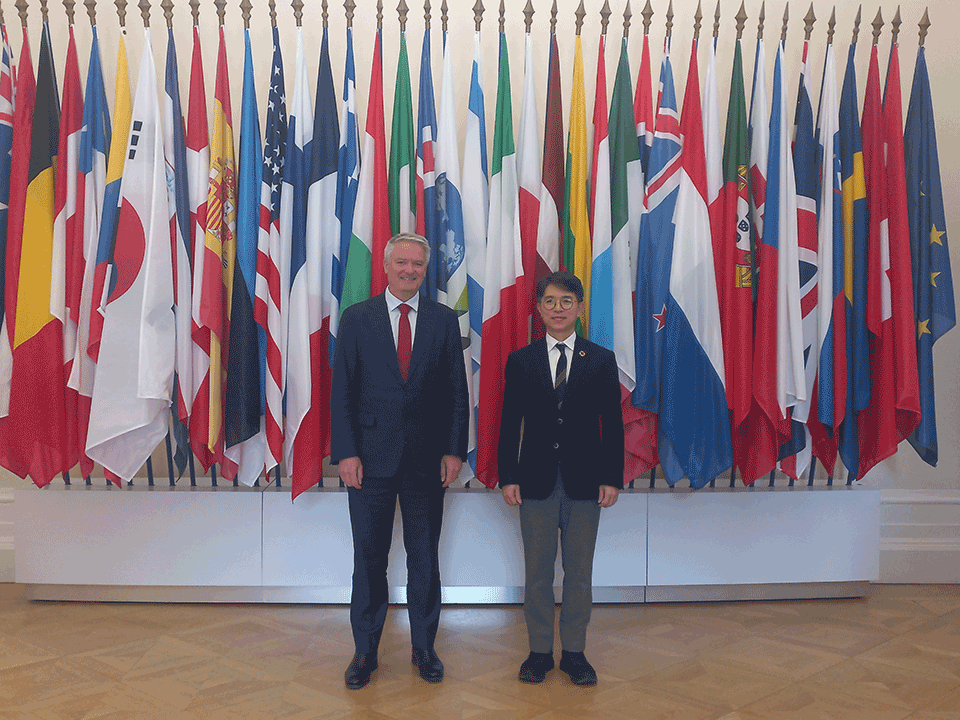 김완섭 환경부 장관이 3일(현지시간) 프랑스 파리 OECD를 방문하여 마티아스 코먼 OECD 사무총장과 만나 기후환경정책 변화 및 대응전략, 탄소규범화 등에 대해 논의하고, 한국이 주최하는 세계 환경의 날 계기 협력 방안에 대해 협의했다. /사진제공=환경부
