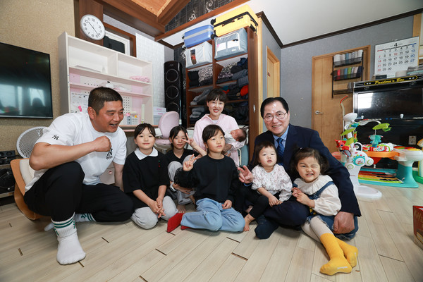  여섯째 아이를 출생한 완도군 보길면에 거주하는 김찬성, 김희정씨 부부 /사진제공=완도군