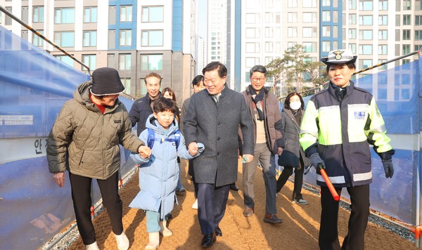 박승원 광명시장, 광명초·광명동초 안전 통학로 점검 /사진제공=광명시