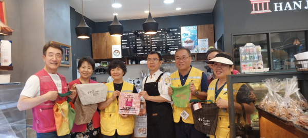 폐우산을 활용한 공유바구니를 사용하는 도곡그린상점 /사진제공=강남구