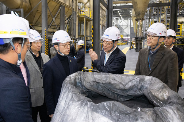 김완섭 환경부장관, 포항 배터리 순환이용 현장 방문 /사진제공=환경부