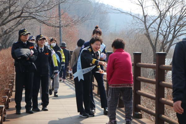 광교산 산불 예방 캠페인, 시민들에게 산불 예방 홍보물을 나눠주는 남경순 의원 /사진제공=수원소방서