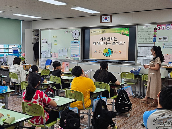 지난 기후위기 대응교육에서 아이들이 기후변화에 대해 배우고 있다. /사진제공=구로구