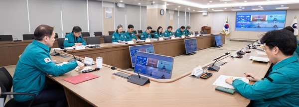 이병화 환경부차관이 미세먼지 비상저감조치 발령에 따라 11일 오전 정부세종청사에서 3개 시‧도 및 10개 관계부처 합동 상황점검회의를 주재하며 국민 건강보호와 안전을 위해 각 부문별 저감조치를 철저하게 이행해 줄 것을 당부하고 있다. /사진제공=환경부