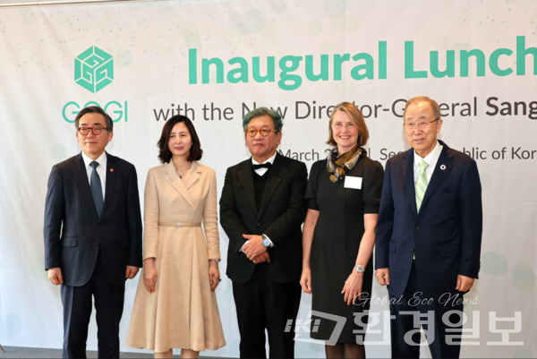 환영사와 축사를 진행한 연사들이 기념촬영을 하고 있다. 조태열 외교부 장관, 김상협 신임 사무총장 배우자, 김상협 신임 사무총장, 안네 카리 한센 오빈 주한노르웨이 대사, 반기문 GGGI 의장(왼쪽부터)