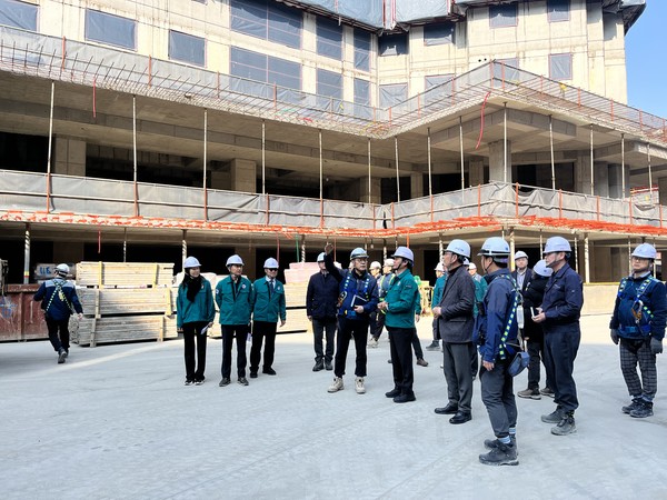 해빙기 건설 현장 점검을 하고있는 조용익 부천시장 /사진제공=부천시